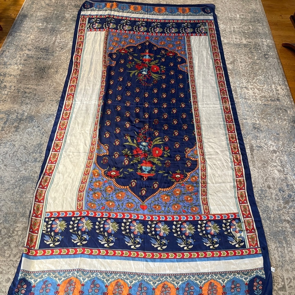 A large 100% silk scarf can be used as a wrapper or Hijab - Picture 1 of 16